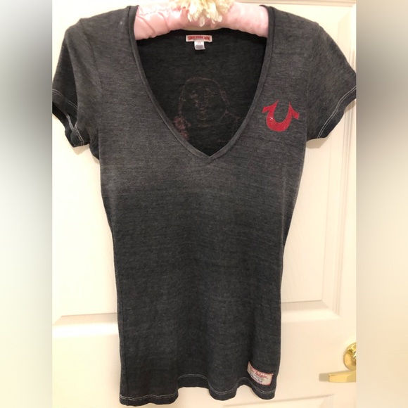 TRUE RELIGION T-Shirt with Budda in Red Rhinestones ; Grey Short Cap Sleeves - Picture 2 of 4